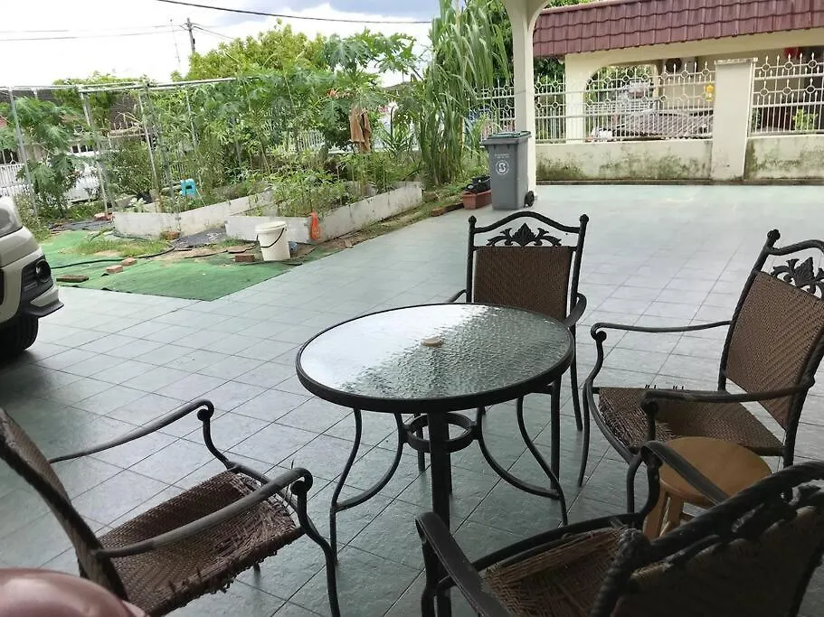 Cosy Big House 5Min Ciq Sogo Ksl Mall 4Br 12Pax Johor Bahru