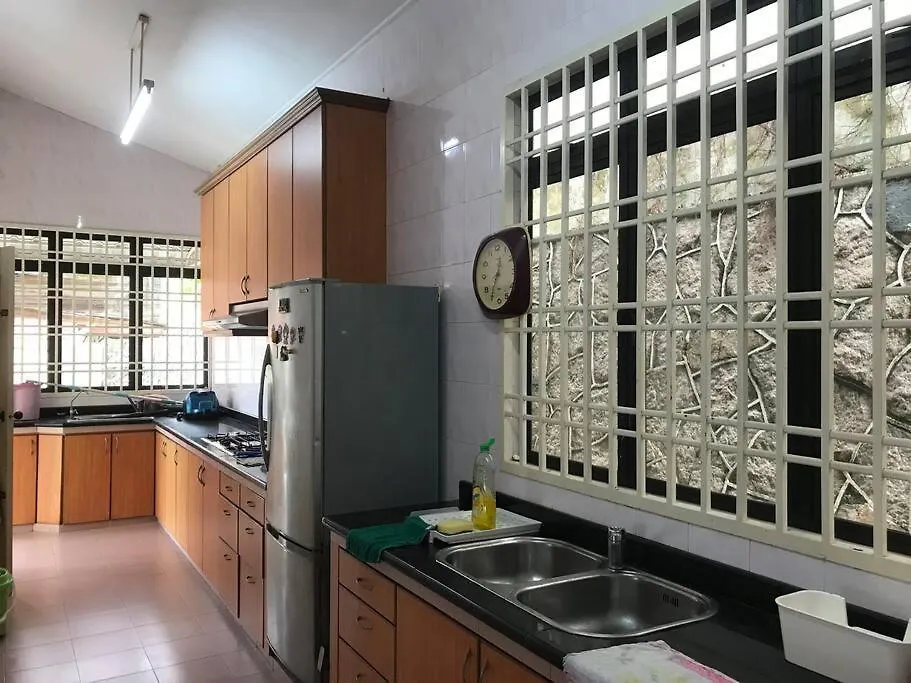 Cosy Big House 5Min Ciq Sogo Ksl Mall 4Br 12Pax Johor Bahru 0*,